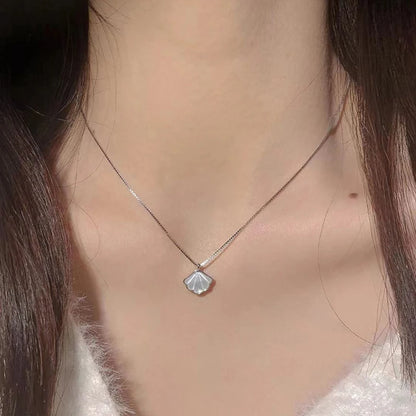 Elegant Silver Moonstone Shell Pendant Necklace with Clavicle Chain for Women and Girls - Sophisticated Jewelry Accessory Gift